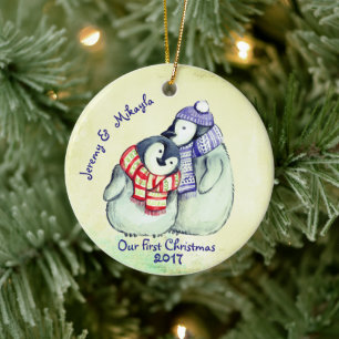 Ornamento De Cerâmica Casal bonito do pinguim "nosso primeiro Natal "