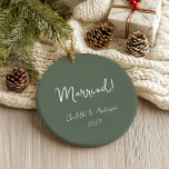 Ornamento De Cerâmica Casal casado personalizado verde manuscrito<br><div class="desc">Celebre seu primeiro Natal como um casal casado com este ornamento de cerâmica boho verde personalizado. Com uma encantadora escrita à mão, este ornamento exibe lindamente os nomes da noiva e do noivo, juntamente com o ano. O tom verde-suja adiciona um toque de elegância natural, fazer-o como um perfeito guardião...</div>