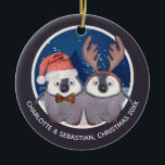 Ornamento De Cerâmica Casal de Pinguim de Natal Papais noeis bonitos e r<br><div class="desc">Casal de Natal de Pinguim Papais noeis bonitos e Reindeer - ideais como um "nosso primeiro Natal como recém-casados" - ornamentos de árvores de Ricaso - fácil de personalizar com seus próprios detalhes - desenhados com dois pinguins adoráveis - um vestindo um Papai Noel o outro em chifres sobre fundo...</div>