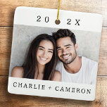 Ornamento De Cerâmica Casal e fotografia moderna do ano<br><div class="desc">O ornamento cerâmico com sua foto personalizada,  o ano atual e os nomes dos casais.</div>