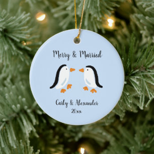 Ornamento De Cerâmica Casal Pinguim Simples Casado no Natal Envolvido