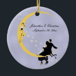 Ornamento De Cerâmica Casal Românico sentado na lua do Crescente Irritad<br><div class="desc">Este ornamento cerâmico redondo pendurado tem um casal romântico vestido de preto sentado numa lua crescente amarela zangada com estrelas brancas espalhadas atrás delas sobre um fundo azul claro. Personalize seus nomes e datas na frente e sua mensagem na parte traseira com os modelos.</div>