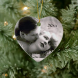 Ornamento De Cerâmica Casal Românico Vintage Foto Retroativa Amor Elegan<br><div class="desc">Fotografia vítrea de um casal olhando um para o outro amorosamente enquanto o homem beija a bochecha da mulher. Mostre seu estilo de vintage com um toque de romance. Este ornamento também faria um casamento excelente, um noivado ou um presente de Dia de os namorados! Veja na minha loja os...</div>