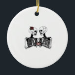 Ornamento De Cerâmica Casal Romântico de esqueleto - Gótico com Mãos Car<br><div class="desc">Um design de esqueleto romântico com mãos góticas. Brincadeira,  estranha e única.</div>