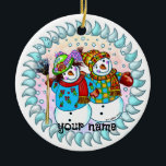 Ornamento De Cerâmica Casal Snowman<br><div class="desc">Ornamento de Casal,  t-shirt,  presentes e roupa por ArtMuvz Illustration. Roupa de boneco de neve,  t-shirts,  presentes de férias. t-shirt do boneco de neve,  presentes de Natal e roupa de inverno.</div>