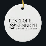 Ornamento De Cerâmica Casamento Branco Elegante Clássico Personalizado<br><div class="desc">Comemore seu dia especial com este ornamento cerâmico de eterno com tipografia clássica de preto e branco, personalizada com seus nomes de casamento. O elegante design faz dele uma sofisticada manutenção para celebrar o seu sindicato, perfeito para adicionar um toque de charme ao seu decoro de férias ou para oferecer...</div>
