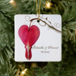Ornamento De Cerâmica Casamento de Flores de Coração Vermelha<br><div class="desc">Comemore o dia em que você estava casamento com o romântico Ornamento da Praça do Casamento da Flor do Coração Vermelha sangrando. Este elegante ornamento personalizado de casamento florístico apresenta uma fotografia floral de uma flor vermelha de coração, ou dicentra, com fundo branco e espirais de tom castanho que enfeitam...</div>