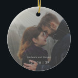 Ornamento De Cerâmica Casamento de Natal com Raios Mínimos<br><div class="desc">Esse design é mínimo,  com a foto do casal realçada com uma camada transparente de raios solares. Criado pela imprensa simplesmente de farmácia.</div>