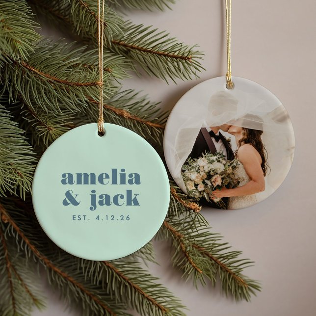 Ornamento De Cerâmica Casamento do Monograma Verde Brilhante e Azul Mode (Keepsake wedding ornament - blue typography & turquoise green background with a photo on the back.)