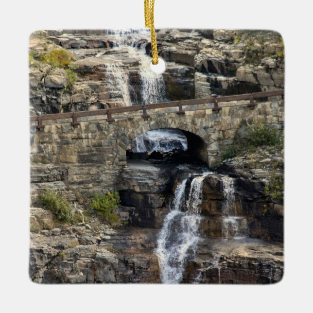Ornamento De Cerâmica Cascading Through Stone (Frente)