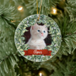 Ornamento De Cerâmica Cat 2 Sided 2 Photo Wreath Name Ano Cerâmica Ornam<br><div class="desc">Compartilhe memórias especiais de seu gato ou gatinho com este ornamento de duas faces e duas fotos, com uma bela aquarela, coroa de Natal, com o nome do gatinho gravado em uma faixa vermelha. O verso do ornamento mostra o ano em outra figura. (DICA DO DESIGNER: Para obter melhores e...</div>