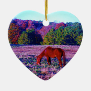 Ornamento De Cerâmica Cavalo castanho na grama roxa