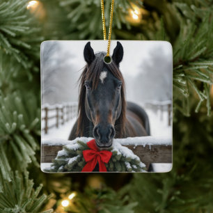 Ornamento De Cerâmica Cavalo de Natal com uma Grinalda numa Cerca