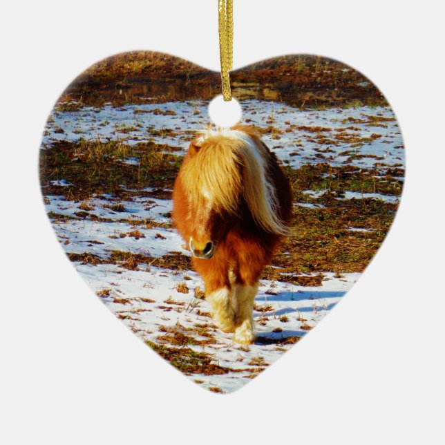 Ornamento De Cerâmica Cavalo marrom e minúsculo creme na neve. (Frente)