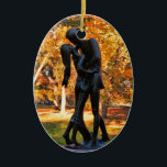 Ornamento De Cerâmica Central Park Autumn: Romeu & Julieta Estátua 02 O<br><div class="desc">No outono do Central Park: Estátua de Romeu e Julieta 02 cercada por lindas folhas de outono,  a estátua de Romeu e Julieta,  os amantes Shakespearianos,  prestes a beijar. Localizado no Teatro Delacorte no Parque Central de Nova Iorque.</div>