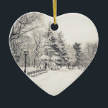Ornamento De Cerâmica Central Park Winter Path - Nova Iorque<br><div class="desc">Esta fotografia de arte em preto e branco é de um belo caminho no Central Park, Nova Iorque coberto de neve. Os tons de safra macia acentuam os pinheiros altos, seus galhos pesados com neve, que ficam ao lado de bancos de jardim com neve. As árvores de inverno com seus...</div>