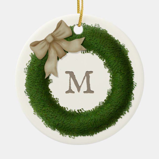 Ornamento De Cerâmica Cerâmica Personalizada Monogramada de Wreath Boxwo (Frente)