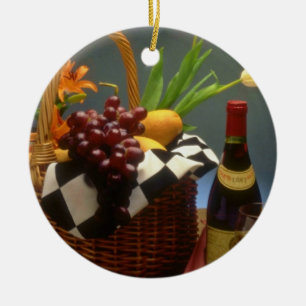 Ornamento De Cerâmica Cesta amarela do piquenique com vinho, queijo, pã