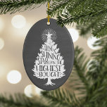 Ornamento De Cerâmica Chalkboard em árvore de Natal brilhante<br><div class="desc">Tenha um Natal feliz com este design festivo! Apresenta uma bela árvore de Natal com "enforcar uma estrela brilhante na maior tosse", inscrita como dentro, tudo sobre um fundo do quadro de cinzas escovado. Personalize o reverso com o ano para uma boa manutenção de feriados. Elementos de coordenação, incluindo cartões...</div>
