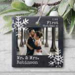 Ornamento De Cerâmica Chalkboard Primeiro Natal Sr. Foto Personalizada d<br><div class="desc">Personalize este ornamento com a sua foto de casamento e adicione o seu sobrenome juntamente com o ano para este excelente de Natal.</div>