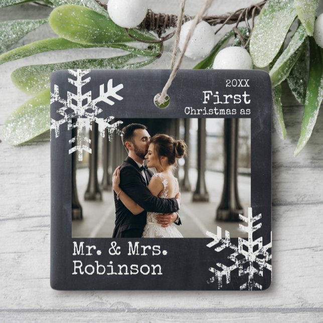 Ornamento De Cerâmica Chalkboard Primeiro Natal Sr. Foto Personalizada d (Rustic snowflake newlywed holiday keepsake photo ornament perfect for gifts to bring joy to others.)
