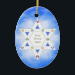 Ornamento De Cerâmica Chanucá Star e Snowflakes Blue (quadro fotográfico<br><div class="desc">Um ornamento festivo de fotos de Hanukkah com a Estrela de David para a foto-frame e pequenos flocos coloridos de neve em um fundo azul sabiamente.</div>