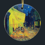 Ornamento De Cerâmica Charm Eterno de Van Gogh - Café Terrace à Noite<br><div class="desc">Mergulhe no mundo encantador da obra-prima de Vincent van Gogh, "Café Terrace at Night", agora meticulosamente recriado com alto detalhe e resolução de qualidade incomparável. Nossa nova coleção de arte retró-marca dá vida a esta pintura icônica, digitalmente aprimorada para uma experiência cativante. Elevem seus arredores e abraçam o charme eterno...</div>