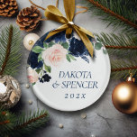 Ornamento De Cerâmica Chic Blooms | Monograma Floral Marinho Azul e Blus<br><div class="desc">Azul-romântico-marinho e cor-de-água rosa-rosa, cor-de-rosa, pintada à mão, floral embelezado por realces botânicos e azuis-escuros. Da coleção "Boho Bloom", este lindo layout apresenta seus detalhes em um roteiro com letra de na moda e um rico buquê de flor selvagem boêmica com flores radiantes e folhagem verde de eucalipto. Para outras...</div>