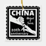 Ornamento De Cerâmica China tradicional no aniversário de 20<br><div class="desc">Se quiser ajuda para personalizar este design, use o botão Perguntar a este designer, logo abaixo deste texto. Uma design romântica para um 20 de 20 anos de casamento de casais casados. A ilustração de um homem e de uma esposa de mãos dadas, o texto lê a porcelana, que é...</div>