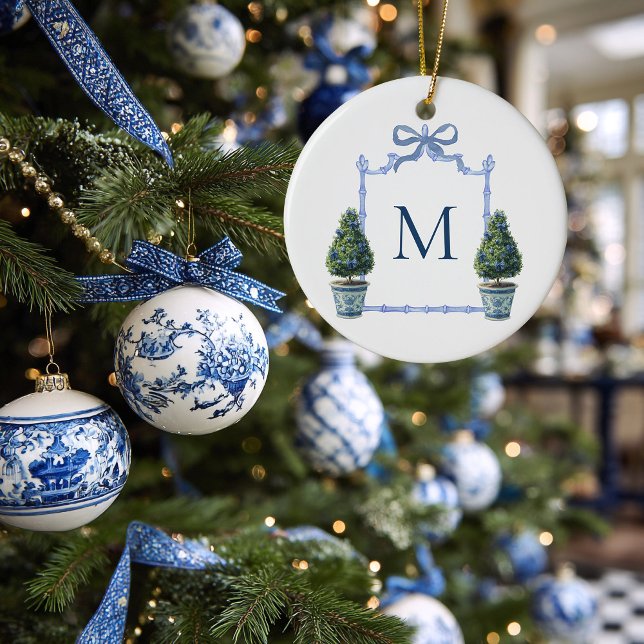 Ornamento De Cerâmica Chinoiserie Topiaria Crista Monogramada Natal (Chinoiserie Topiary Tree Monogrammed Christmas Ornament)