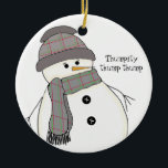 Ornamento De Cerâmica Chubby Snowman com Say<br><div class="desc">Um bonitinho bonitinho bonitinho de neve com um chapéu de xadrez e cachecol com uma doce expressão no rosto. As palavras "thumpity,  thump thump" podem ser alteradas como desejado.</div>