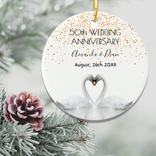 Ornamento De Cerâmica cinquentenário do casamento de ouro e cisnes bran
