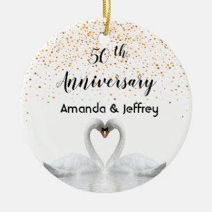 Ornamento De Cerâmica cinquentenário do casamento de ouro e cisnes branc