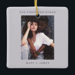 Ornamento De Cerâmica Cinza leve, Feliz moderna simples e foto casada<br><div class="desc">Cinzas leves Feliz moderna de ano novo e ornamento cerâmico de fotos casadas apresentando uma camada minimalista de neve na sua foto personalizada,  sans serif moderna e um padrão de flocos de neve nas costas com o ano de Natal personalizado. O ornamento fotocerâmico é totalmente personalizável.</div>