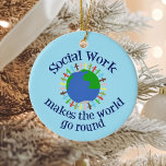 Ornamento De Cerâmica Citação do Trabalho Social Inspirador<br><div class="desc">Um presente de assistente social bonito que lê Trabalho Social faz o mundo girar. Peça este presente legal para a sua equipe de serviços sociais.</div>