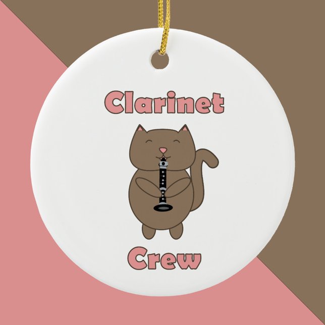 Ornamento De Cerâmica Clarinet Crew Gato Castanho Cinto Rosa (An ornament featuring a cat playing the clarinet and the words clarinet crew in pink.)