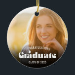 Ornamento De Cerâmica Classe de Formando de Parabéns Retroativos de 2025<br><div class="desc">Este Enfeites de natal de graduação oferece um quadro fotográfico na frente e atrás para suas fotos de mais velho favoritas. Personalize este ornamento com o nome,  ano e escola do formando. A palavra formando é exibida em um texto de estilo retroativo divertido.</div>