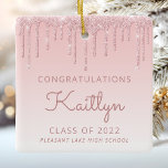 Ornamento De Cerâmica Classe de Graduação de Foto com Dripagem de Glitte<br><div class="desc">Este adorno chic, elegante de manutenção da graduação apresenta uma borda brilhante, cor-de-rosa, falsa, com gotejamento e fundo cor-de-rosa ombre. Personalize-o com o nome do formando no guião rosa, com o ano de aula e a escola abaixo na fonte sans serif. Substitua facilmente a imagem de amostra no verso por...</div>