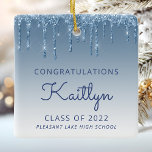 Ornamento De Cerâmica Classe de Graduação de Foto com Dripe de Glitter A<br><div class="desc">Este adorno chic, elegante, de manutenção de graduação apresenta uma borda brilhante azul esparsa e borda azul ombre. Personalize-o com o nome do formando em um guião azul de escrita manual, com o ano de aula e a escola abaixo na fonte sans serif. Substitua facilmente a imagem de amostra no...</div>