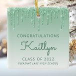 Ornamento De Cerâmica Classe de Graduação de Foto com Glitter Verde 2022<br><div class="desc">Este adorno chic, elegante de manutenção da graduação apresenta uma borda brilhante verde faux drip e fundo verde ombre. Personalize-o com o nome do formando em um guião verde de escrita manual, com seu ano de aula e escola em sans serif. Substitua facilmente a imagem de amostra no verso por...</div>
