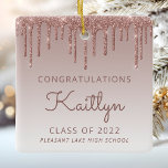 Ornamento De Cerâmica Classe de Graduação de Foto Glitter Dourada 2022<br><div class="desc">Este adorno chic, elegante, de manutenção de graduação apresenta uma borda brilhante de rosa dourado esparso e fundo ombre de rosa dourado. Personalize-o com o nome do formando em um roteiro de manuscrito escuro de rosa, com seu ano de aula e sua escola abaixo na fonte sans serif. Substitua facilmente...</div>