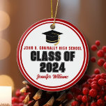 Ornamento De Cerâmica Classe de Natal do Formando Vermelho Branco Person<br><div class="desc">Este Enfeites de natal moderno,  vermelho e branco,  Classe personalizada 2025 apresenta o seu nome de segundo grau ou de faculdade. Personalize com seu nome de aluno de graduação sob o roteiro legal e o boné de formando preto para um presente de graduação personalizada do excelente.</div>