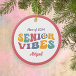Ornamento De Cerâmica Classe de vibrações do Mais velho formando de Nata<br><div class="desc">Um presente perfeito para o mais velho pronto para formando em breve. O design apresenta texto retrorreflector multicolorido que lê "Vibes do Mais velho". Personalize com ornamento de feriado com o nome do formando.</div>