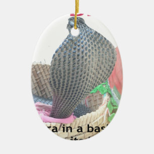 Ornamento De Cerâmica Cobra em uma cesta pronta para cuspir fogo