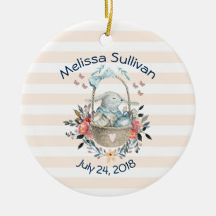 Ornamento De Cerâmica Coelhinho bonito em uma cesta com ovos e flores Bo