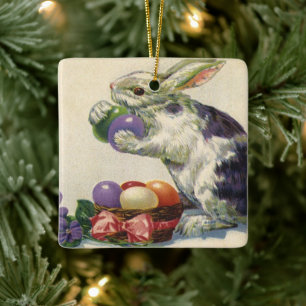 Ornamento De Cerâmica Coelhinho de Páscoa com Ovos de Páscoa numa Cesta