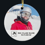Ornamento De Cerâmica Colagem Personalizada de Fotos do Skier Team Ski T<br><div class="desc">Este design de esqui apresenta as suas fotografias de esqui carregadas, um logótipo gráfico de barras de esqui (substitua pelo seu próprio logótipo) e espaço para duas linhas de texto personalizado. Personalize com o nome do seu clube de esqui ou do seu esquiador individual. Isto faz um presente perfeito para...</div>