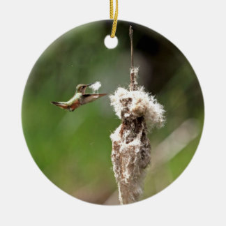 Ornamento De Cerâmica Colibri que constrói um ninho