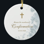 Ornamento De Cerâmica Confirmação Delicar Cruz Floral de Cor Azul<br><div class="desc">Este belo ornamento de manutenção de confirmação apresenta um buquê floral branco e azul, com uma simples cruz de cor dourada. Personalize este adorno religioso elegante com o nome do seu filho na escrita clássica, e inclua a data desta importante ocasião religiosa. Este delicado ornamento floral é perfeito para uma...</div>