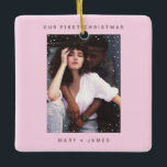 Ornamento De Cerâmica Cor de rosa da vinheta branca | Feliz e Foto casad<br><div class="desc">Escritor de tipo minimalista,  cor-de-rosa | Feliz e ornamento fotográfico casado cerâmico</div>